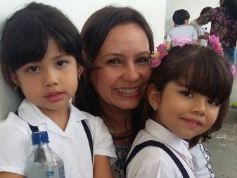 Menina com enfeite no cabelo ganhou elogio da princesa durante encontro (Foto: Divulgação)