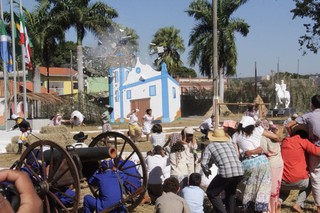 Explosão da igreja em Nioaque, um dos momentos marcantes da encenação da Retirada da Laguna. Foto: Chico Ribeiro
