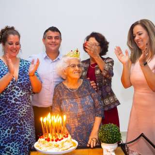 Ao lado da família, Maria Athenice comemora chegar aos 100 anos 