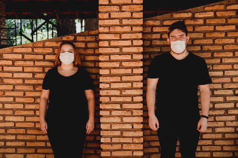 Se o assunto é Coronavírus até ensaio de fotos tem casal de máscara