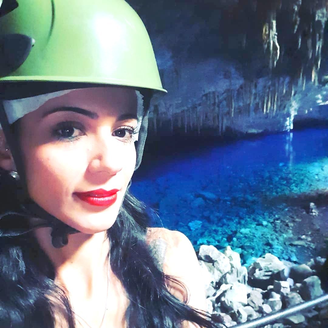 Anna na Gruta do Lago Azul, um dos principais destinos turísticos de Bonito. (Foto: Arquivo Pessoal)