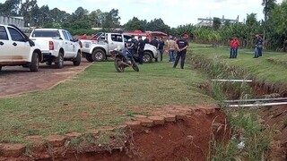 Policiais no local onde corpo de adolescente brasileira foi encontrado. (Foto: Marciano Candia/Última Hora)